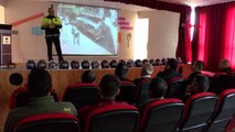 Tunceli Trafik Polisinden Motosiklet Sürücülerine Kask Hediyesi