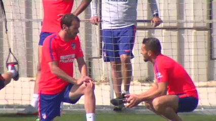 Télécharger la video: El Atlético de Madrid  se prepara para enfrentarse al Sevilla F.C.