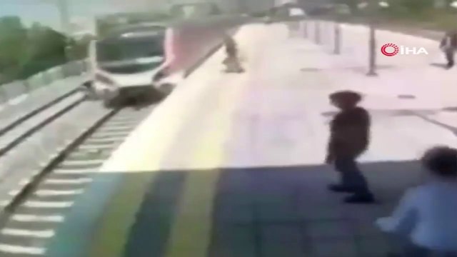 Un homme risque sa vie pour sauver une femme qui se jette sur les rails ! Héros du jour