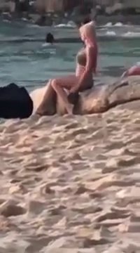 Elle voulait prendre la photo Instagram parfaite sur la plage ! mais ça tourne mal