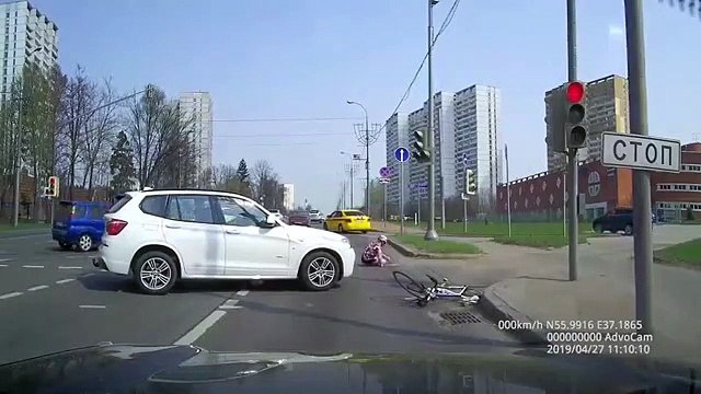 Un cycliste grille un feu rouge et va le payer cher