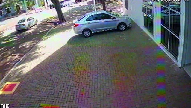 Câmera flagra colisão entre carros na Rua Paraná