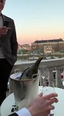 Technique pour sabrer une bouteille de champagne