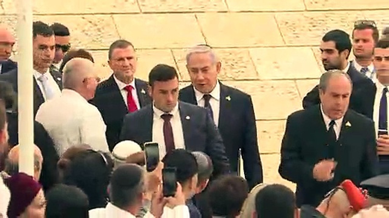 Homenagens e silêncio
