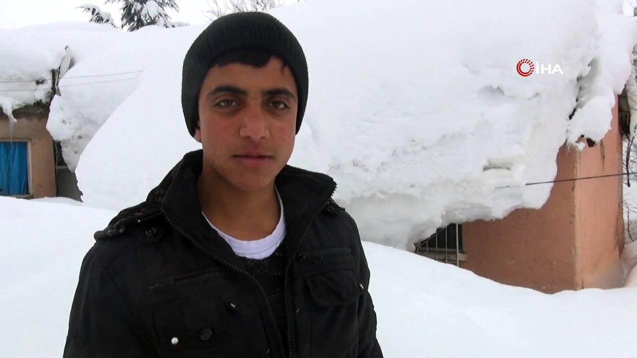 Bitlis'te Tek Katlı Evler Kardan Kayboldu