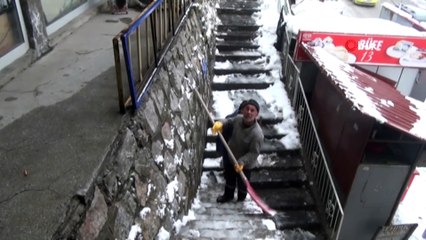 Temizlik işçilerinin zorlu kış mesaisi