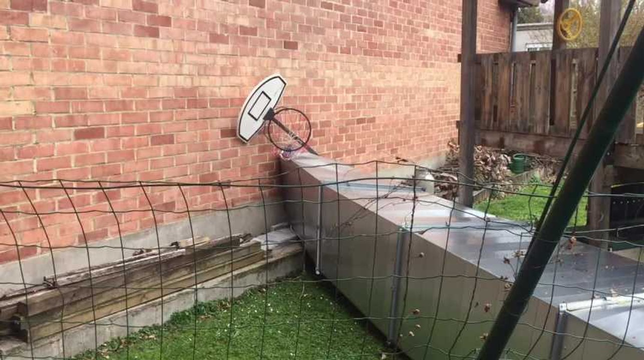 LIEGE - Le vent fait des dégâts à la piscine de Grivegnee