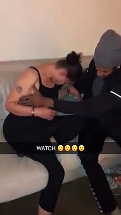 Il tente de porter sa copine ivre jusqu’à son lit