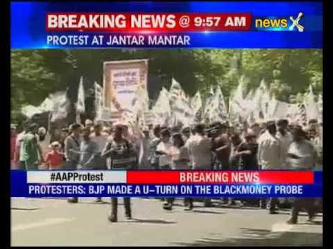 Delhi: Over 200 AAP workers protest at Jantar Mantar