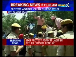 Sikhs protest against Tytler outside Congress headquarters