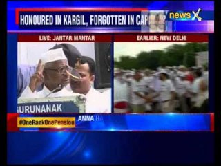 Anna Hazare joins ex-servicemen's protest; hits out at Modi government