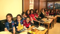 Fatih Belediye Başkan adayı Turan, bayan futbol takımı ile buluştu
