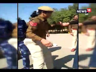 रोहतक हेल्थ यूनिवर्सिटी में हंगामा, धरने पर बैठी छात्राओं को महिला पुलिस कर्मी ने मारे जूते