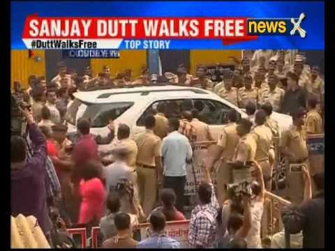 Sanjay Dutt walks free from Yerwada Jail in Pune