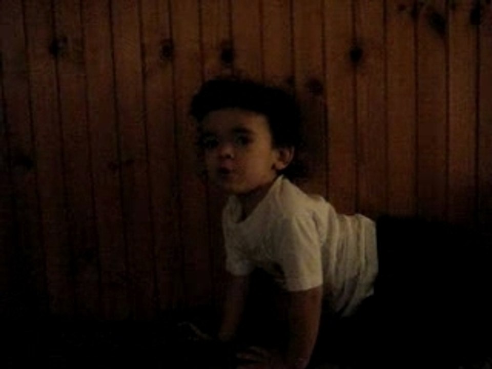 hugo qui essaie de parler