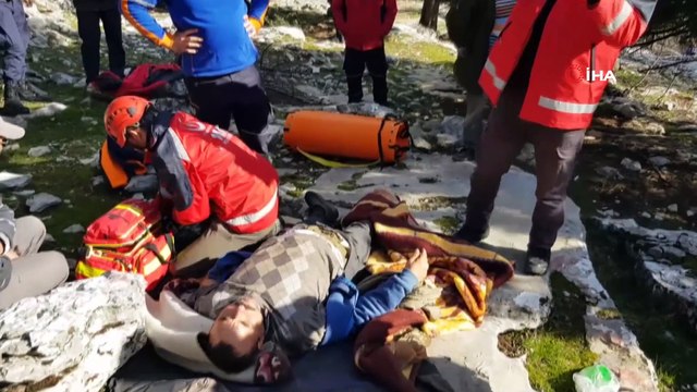 Keçi otlatırken kayalıklara düşen çobana kurtarma operasyonu