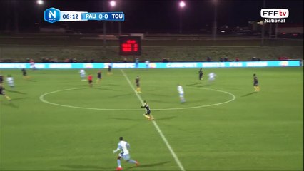 Oh la grosse occasion de Tours FC mais le gardien de Pau gagne son face à face.