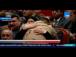 لحظة تكريم أم الشهيد البطل شريف عمر .. والقاعة تضج بالتصفيق