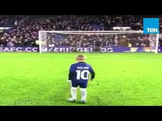 قدوة عربية جديدة.. طفل إنجليزي يسجد بعد إحراز هدف على طريقة محمد صلاح