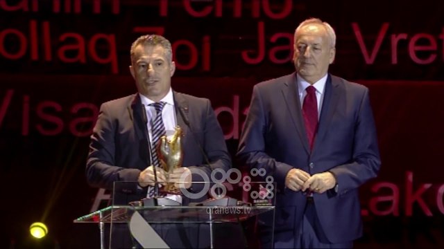 Ora News - Surpriza: 1000 shqiponja për Granit Xhakën, dhe Shqiponjë të Artë për babain e tij