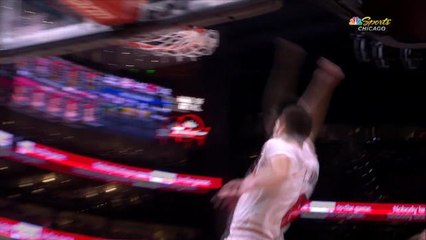 LaVine flies for emphatic one-handed slam