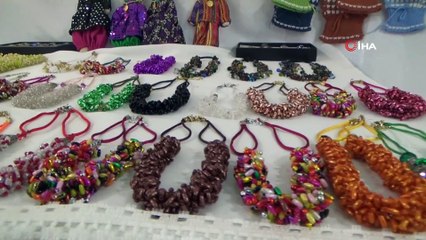 Down sendromlu Ece yaptığı el işi ürünleri satarak annesine ev almak istiyor