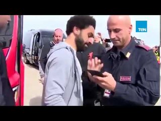 حتى رجال الشرطة يحبون #صلاح   ضابط شرطة في مطار روما يستوقف النجم المصري لالتقاط صورة تذكارية معه