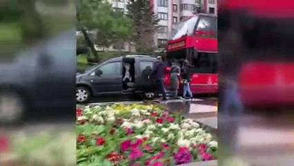 Halk otobüsünün önünü kesen kadınlar şoföre yumruklarla saldırdı