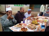 شاب قبطي يقيم مائدة رحمن بقرية حجازة في قنا