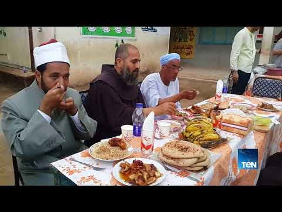 شاب قبطي يقيم مائدة رحمن بقرية حجازة في قنا
