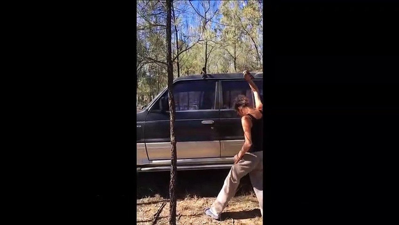 Elle tente de casser la vitre de sa voiture pour récupérer ses clés mais attendez la fin!