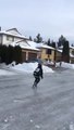 Il fait tellement froid qu'ils peuvent patiner dans la rue... Vive l'hiver au Canada