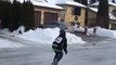 Il fait tellement froid qu'ils peuvent patiner dans la rue... Vive l'hiver au Canada
