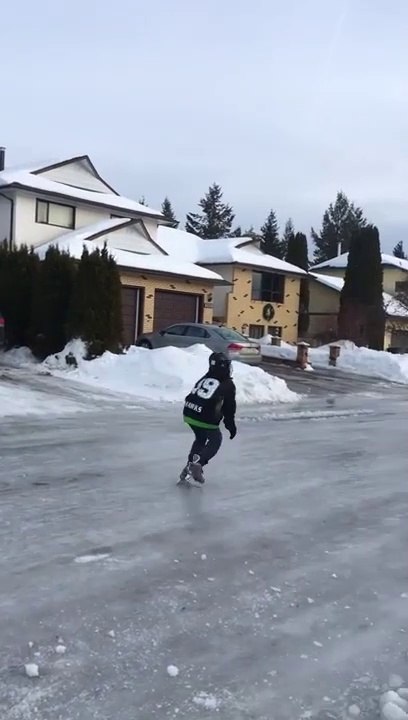 Il fait tellement froid qu'ils peuvent patiner dans la rue... Vive l'hiver au Canada