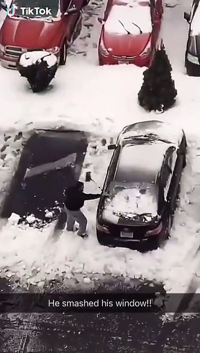 Technique un peu brutale pour déneiger la vitre arrière de sa voiture !