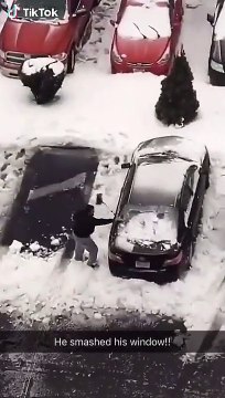 Technique un peu brutale pour déneiger la vitre arrière de sa voiture !