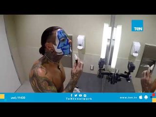 المصارع جيف هاردي يرسم على وجهه بنفسه