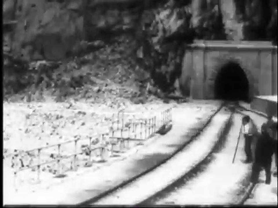 Auguste & Louis Lumière: Carrare. Train sortant d’un tunnel (1896)