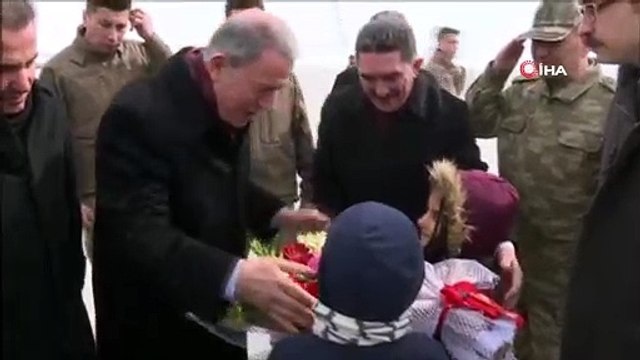 Bakan Akar, askeri birliklerde inceleme ve denetlemelerde bulunmak üzere Ağrı'ya gitti