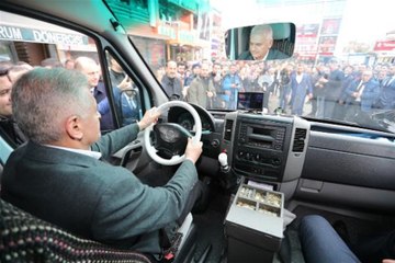 Binali Yıldırım minibüs kullandı