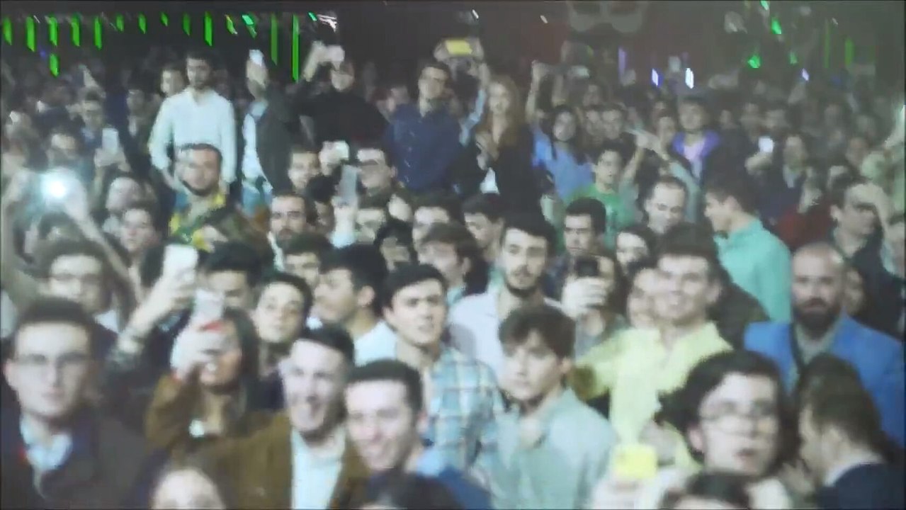 Los jóvenes de 'Cañas por España' de Vox en el Teatro Barceló