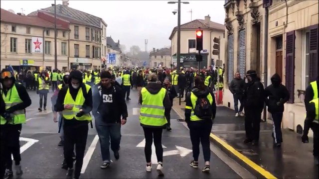 Gilets jaunes à Bar-le-Duc : premiers jets de grenades lacrymogènes