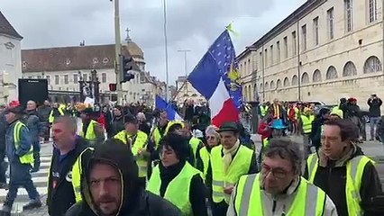 Passage devant la préfecture pour les gilets jaunes de Besançon