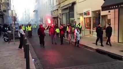 Gilets jaunes actes XVI : les manifestants descendent la rue Paradis à Marseille
