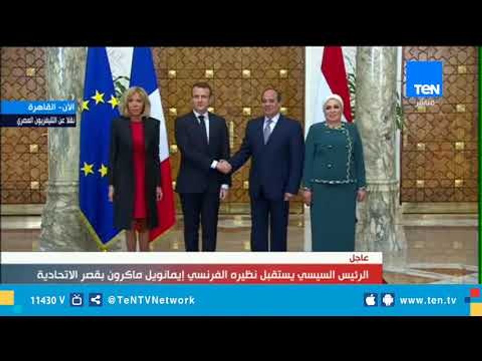 الرئيس السيسي يلتقط صورا تذكارية مع نظيره الفرنسي وزوجته