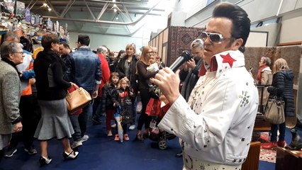 Au salon Market vintage de Mulhouse, Rick Cavan chante Elvis