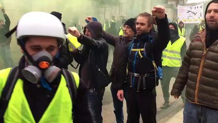 "On est là" : le chant des gilets jaunes face aux forces de l'ordre à Besançon