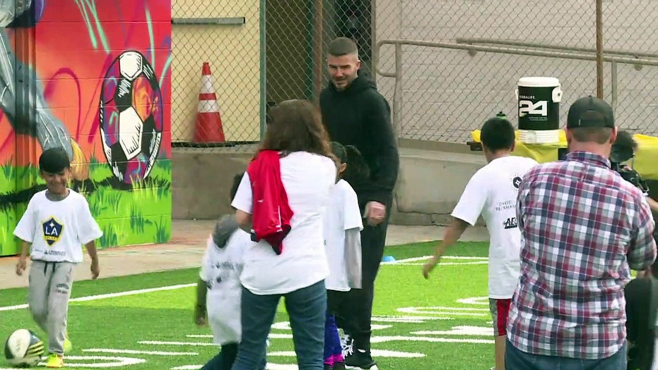 Kick it like Beckham: Fußballstar spielt mit Kindern in LA