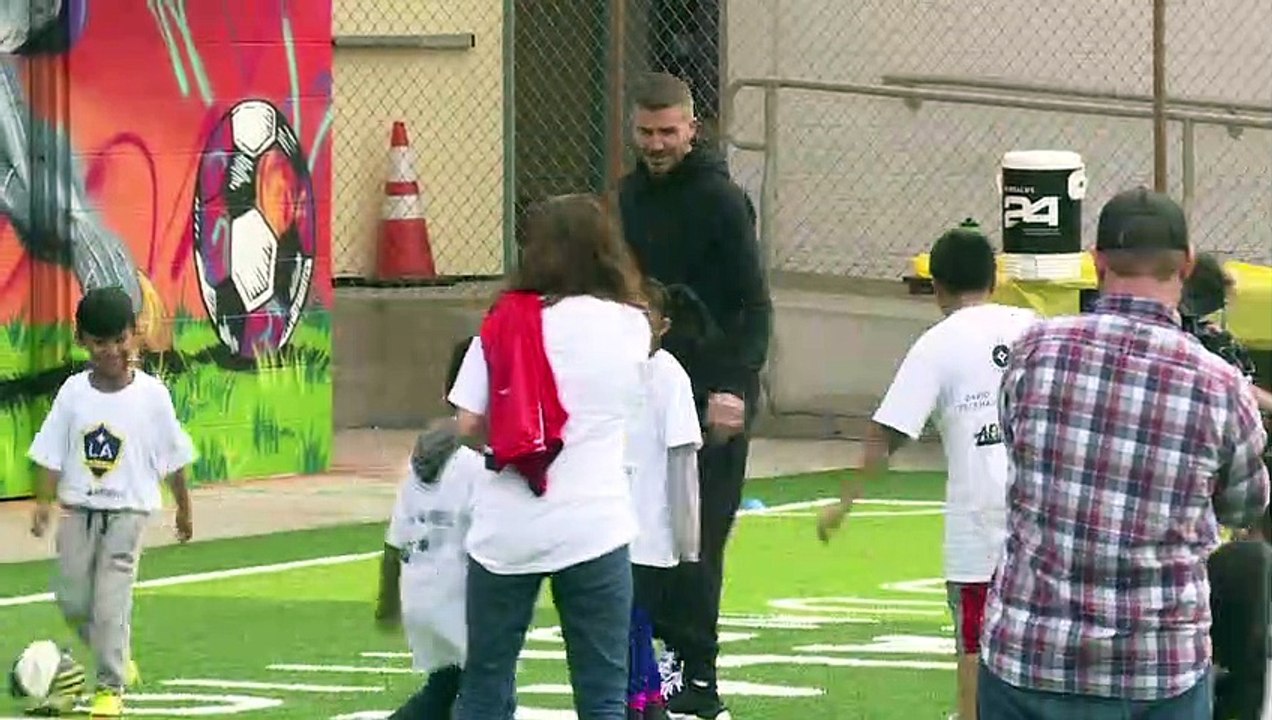 Kick it like Beckham: Fußballstar spielt mit Kindern in LA