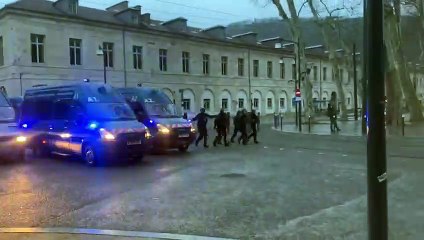 Charge des forces de l'ordre face aux gilets jaunes de Besançon